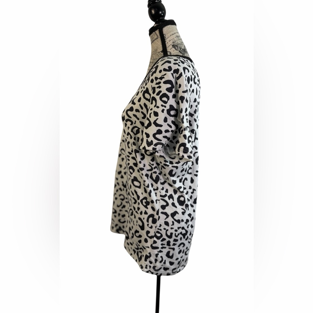 Shirley & Stone Leopard Print V-Neck Henley Top Black White Size M - Picture 7 of 11